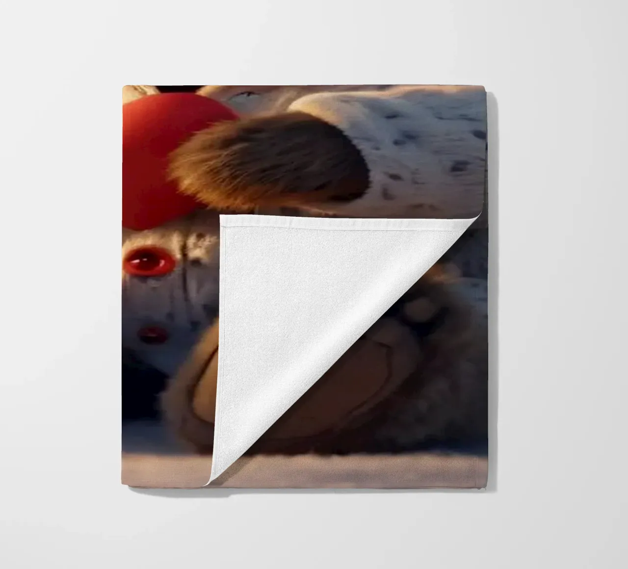 Een teddybeer in een knusse hoodie houdt een hart vast in een winters land strandhanddoek van DesignDoodle