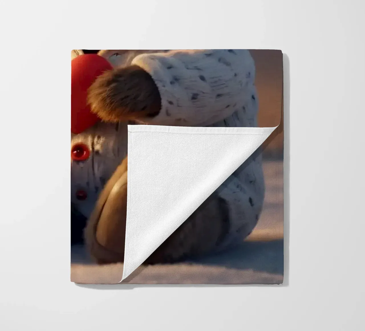 Een teddybeer in een knusse hoodie houdt een hart vast in een winters land strandhanddoek van DesignDoodle