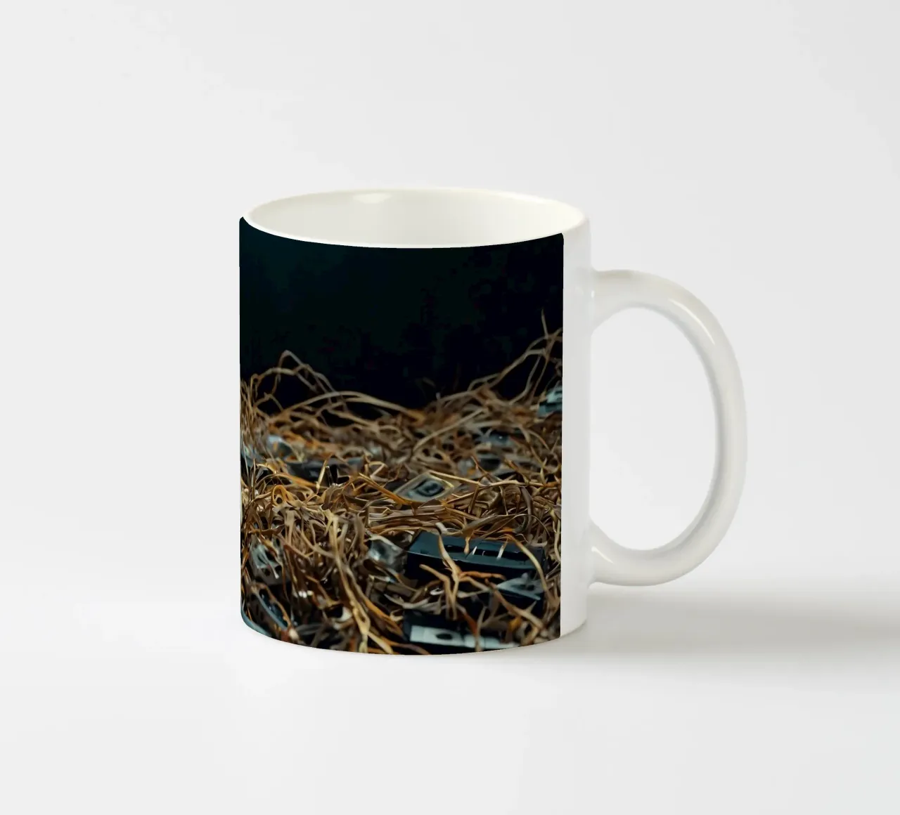Un teschio che riposa tra vecchie cassette su un letto di paglia tazza in ceramica da DesignDoodle