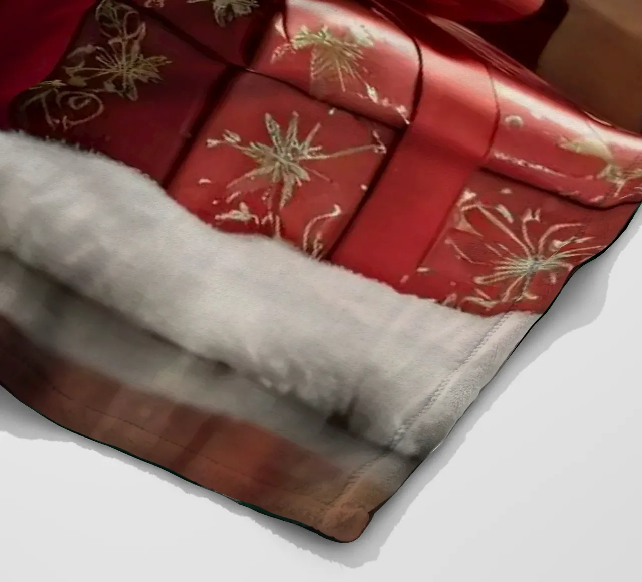 Bunte Weihnachtsgeschenke auf einer verschneiten Fläche angeordnet Fleecedecke von DesignDoodle