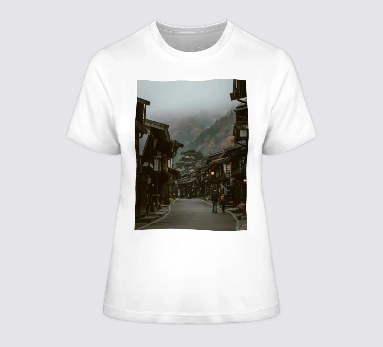 Villaggio montano giapponese t-shirt da donna da Marcel Bisig