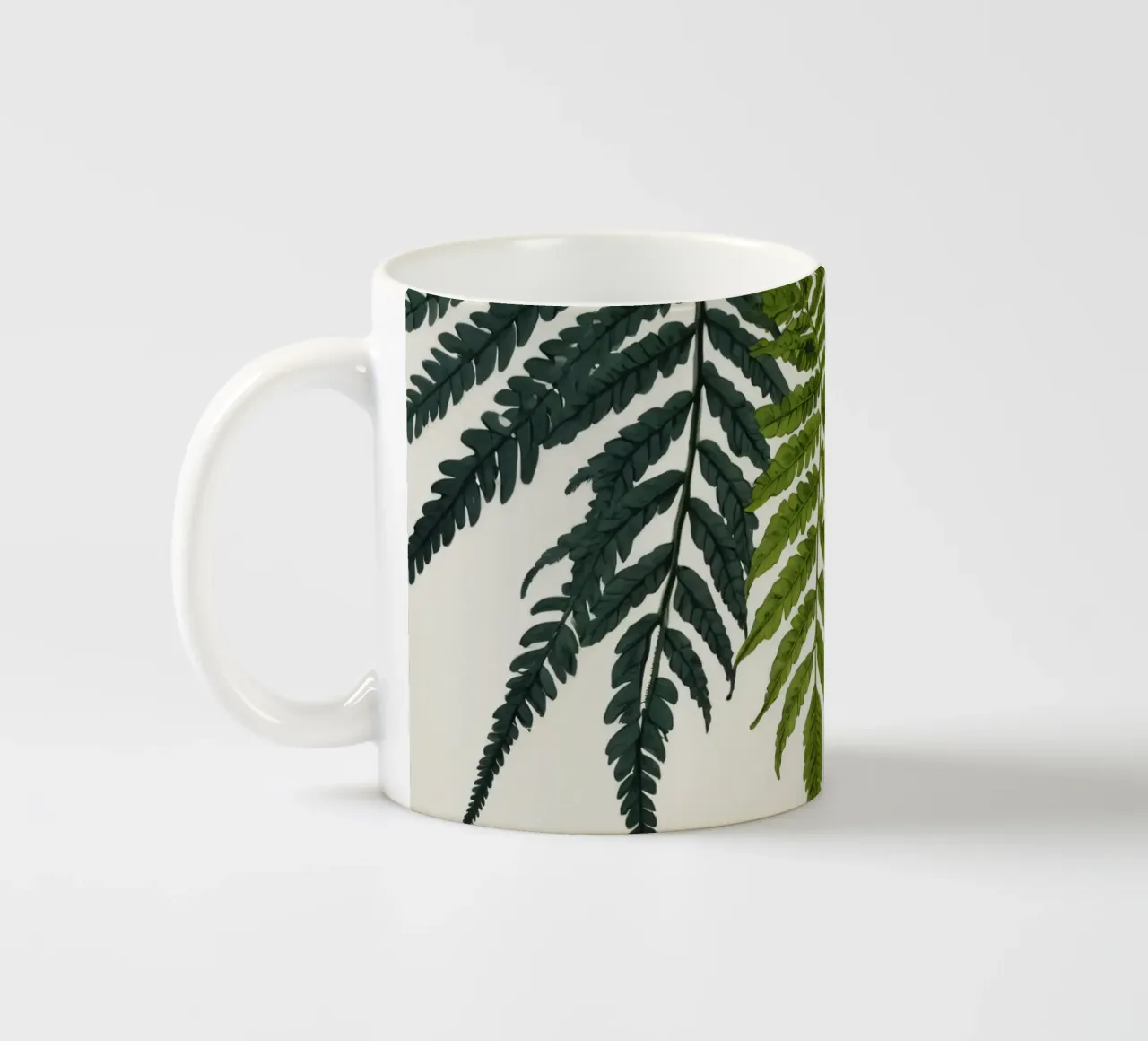 Felci verdi e vivaci esposte ad arte su un fondo neutro. tazza in ceramica da DesignDoodle