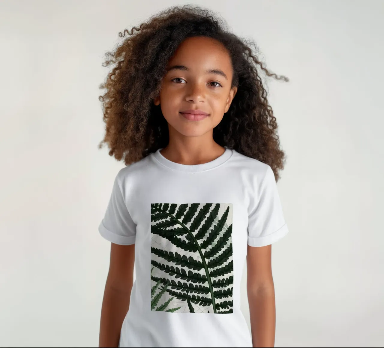 Felci verdi e rigogliose disposte in modo splendido su uno sfondo chiaro t-shirt bambini da DesignDoodle