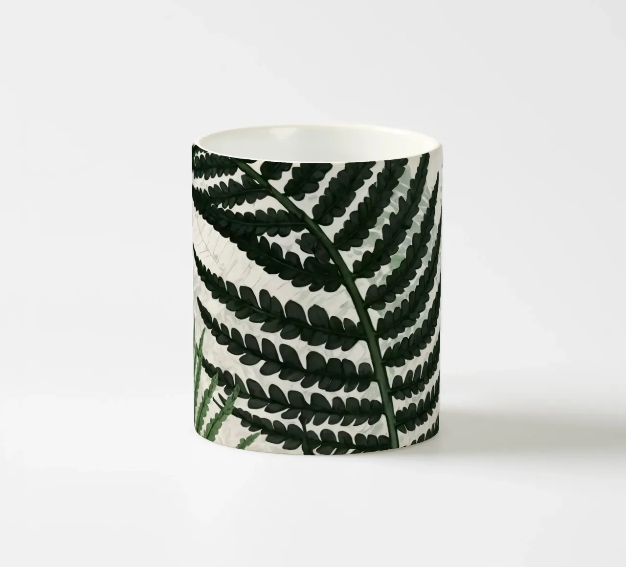Felci verdi e rigogliose disposte in modo splendido su uno sfondo chiaro tazza in ceramica da DesignDoodle