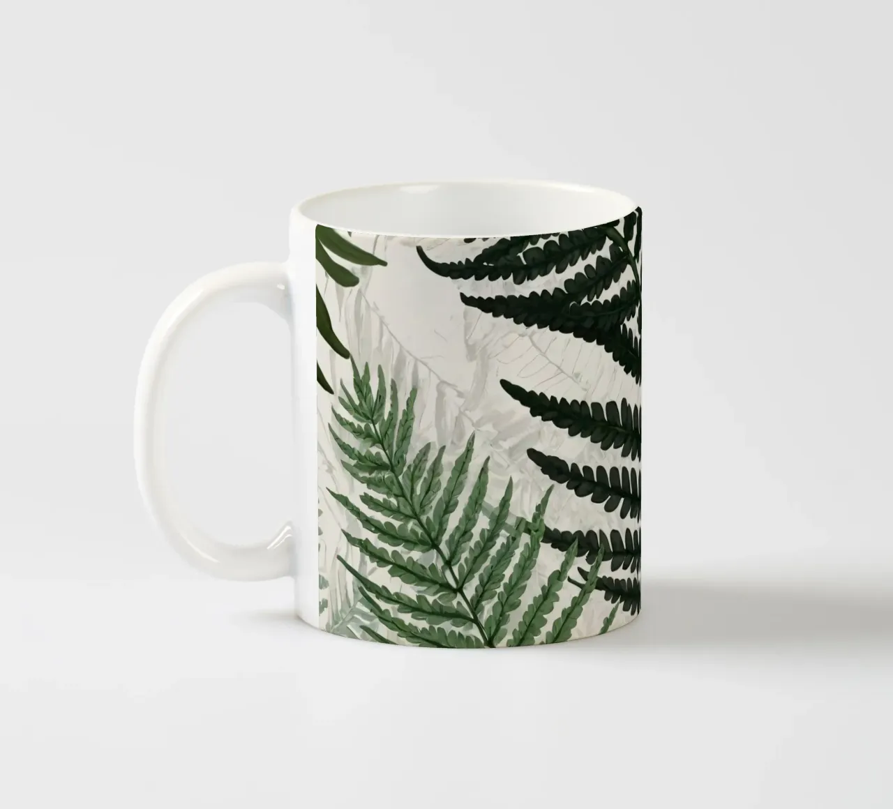 Felci verdi e rigogliose disposte in modo splendido su uno sfondo chiaro tazza in ceramica da DesignDoodle