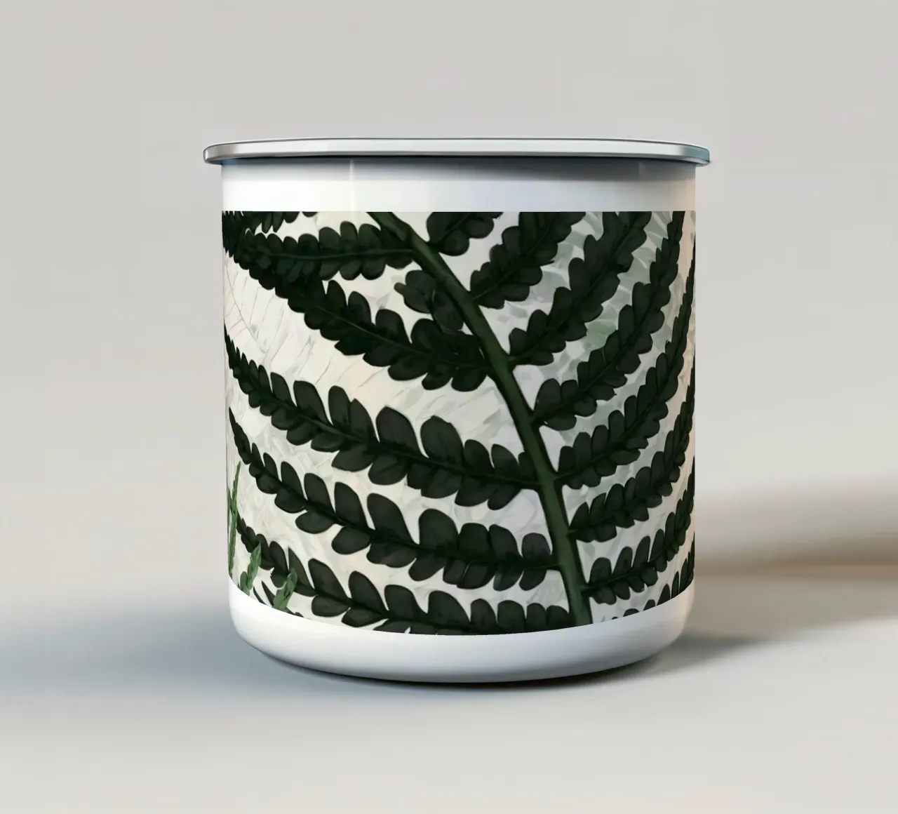 Felci verdi e rigogliose disposte in modo splendido su uno sfondo chiaro tazza in smalto da DesignDoodle