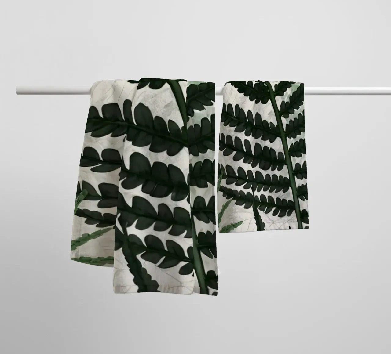 Felci verdi e rigogliose disposte in modo splendido su uno sfondo chiaro asciugamano da bagno da DesignDoodle