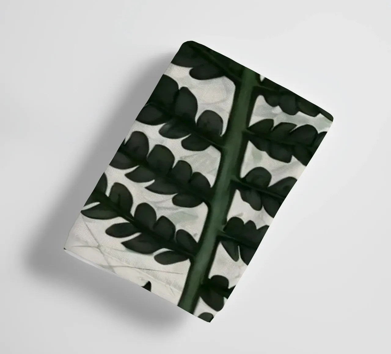 Felci verdi e rigogliose disposte in modo splendido su uno sfondo chiaro asciugamano da bagno da DesignDoodle