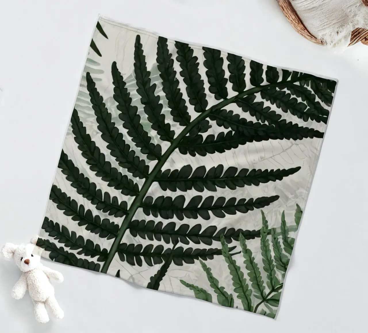 Felci verdi e rigogliose disposte in modo splendido su uno sfondo chiaro coperta in pile da DesignDoodle