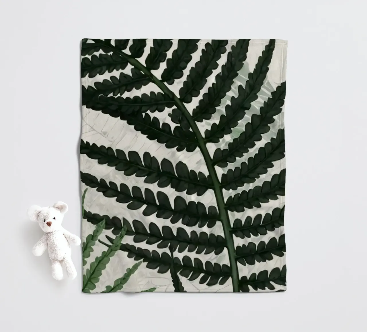 Felci verdi e rigogliose disposte in modo splendido su uno sfondo chiaro coperta in pile da DesignDoodle