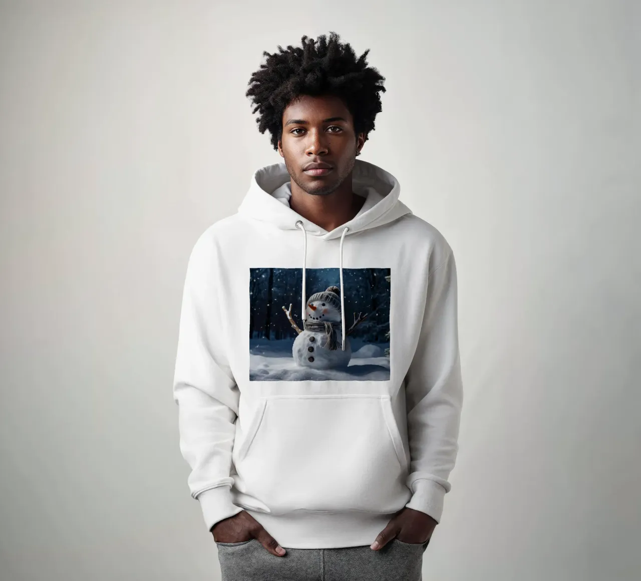 Un allegro pupazzo di neve con cappello e sciarpa a maglia è in piedi felpa con cappuccio da DesignDoodle