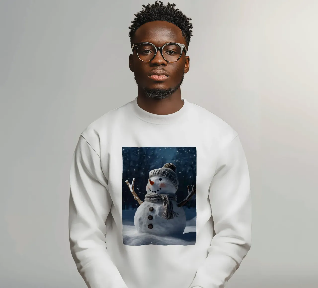 Un allegro pupazzo di neve con cappello e sciarpa a maglia è in piedi felpa da DesignDoodle