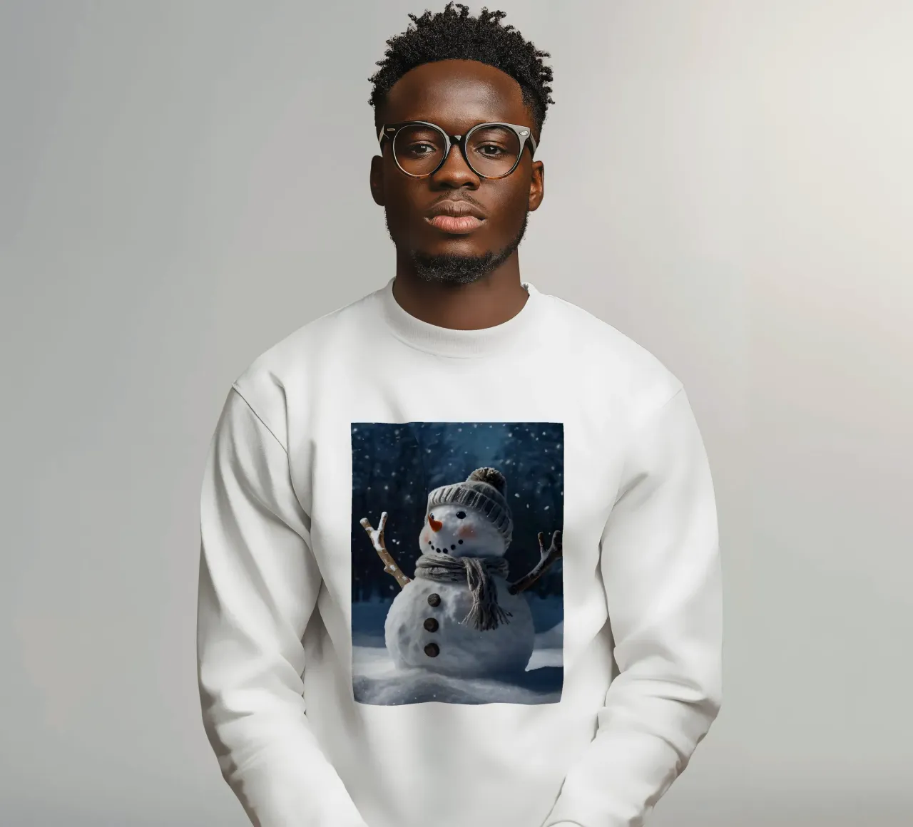 Un allegro pupazzo di neve con cappello e sciarpa a maglia è in piedi felpa da DesignDoodle