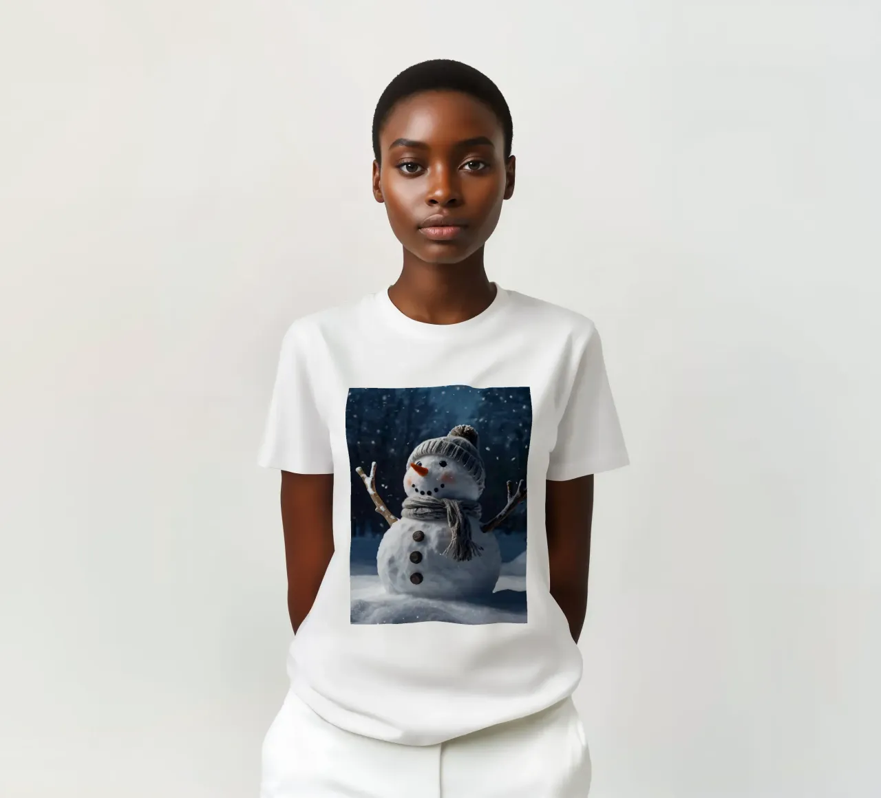 Un allegro pupazzo di neve con cappello e sciarpa a maglia è in piedi t-shirt da DesignDoodle