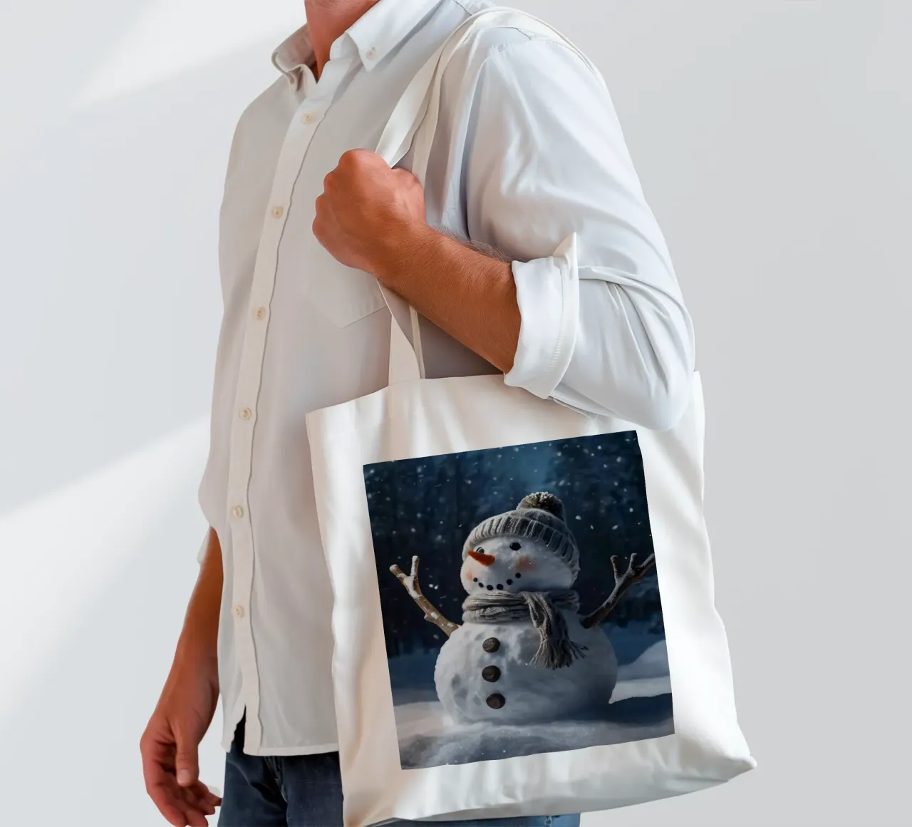 Un allegro pupazzo di neve con cappello e sciarpa a maglia è in piedi borsa in juta da DesignDoodle