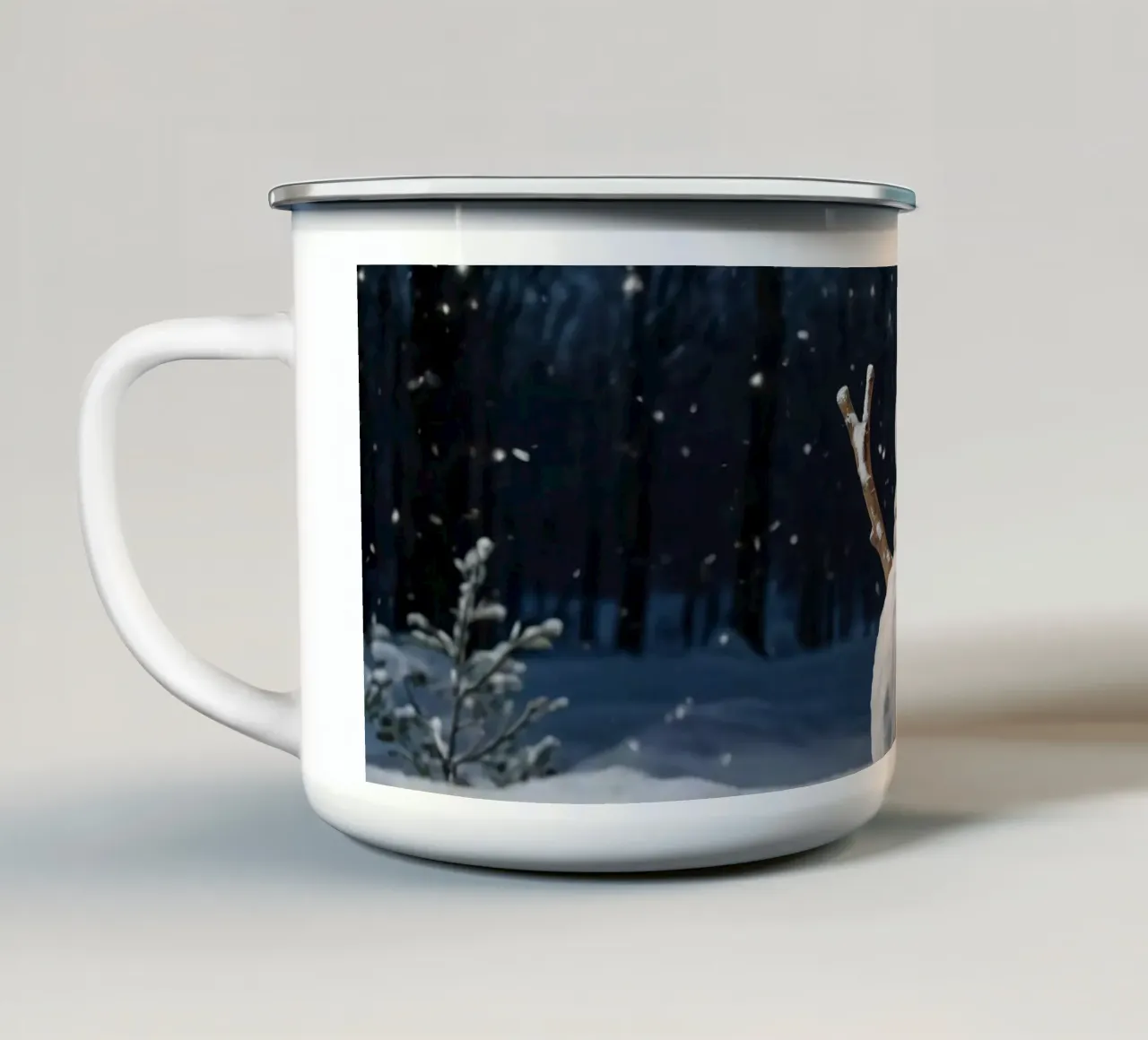 Un allegro pupazzo di neve con cappello e sciarpa a maglia è in piedi tazza in smalto da DesignDoodle