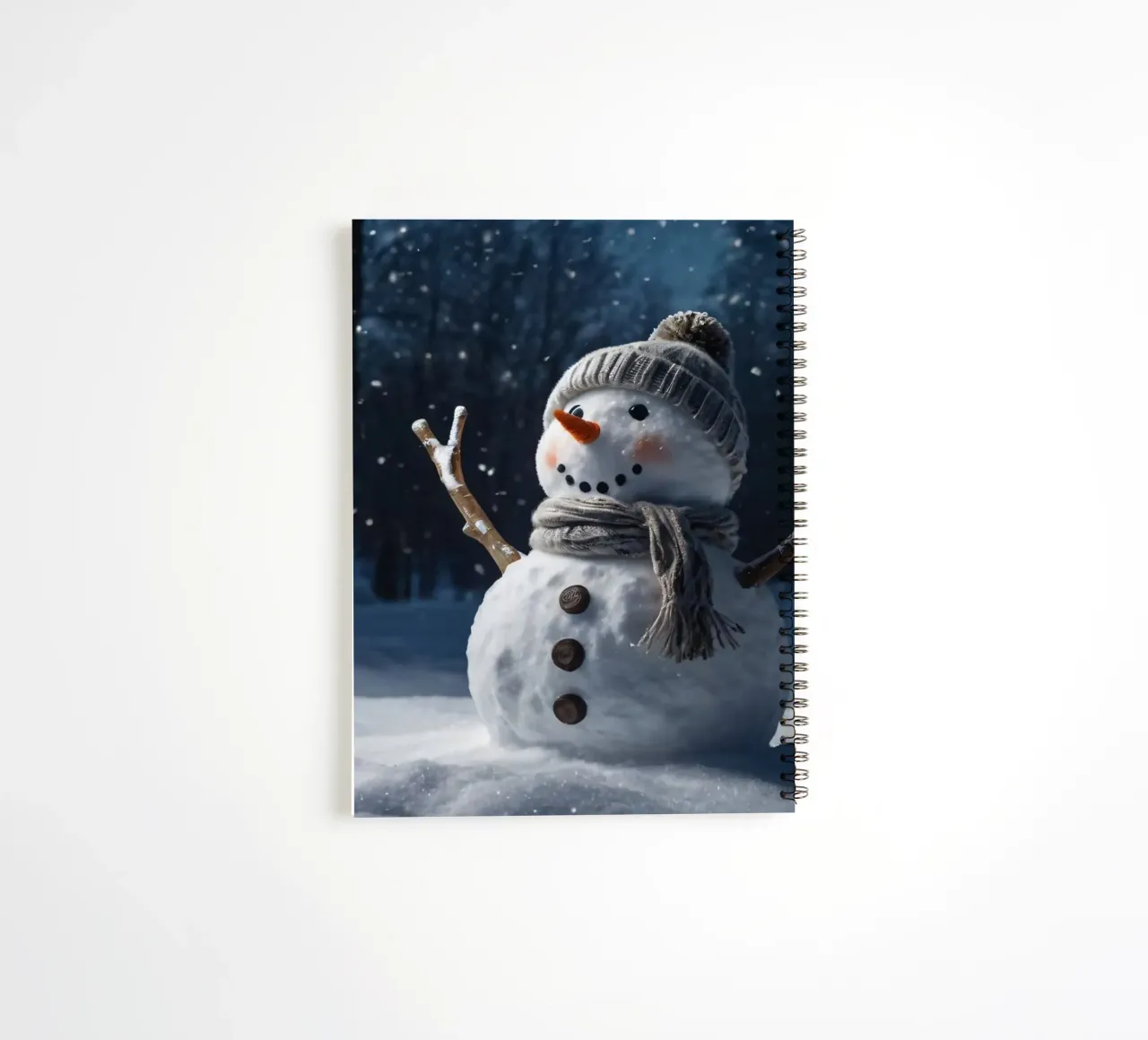 Un allegro pupazzo di neve con cappello e sciarpa a maglia è in piedi diario ad anelli da DesignDoodle