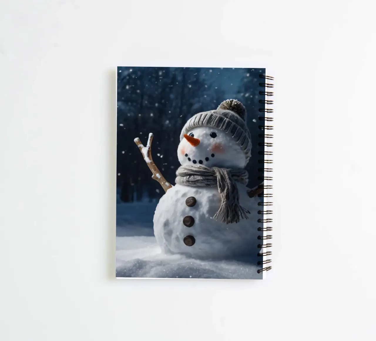Un allegro pupazzo di neve con cappello e sciarpa a maglia è in piedi diario ad anelli da DesignDoodle