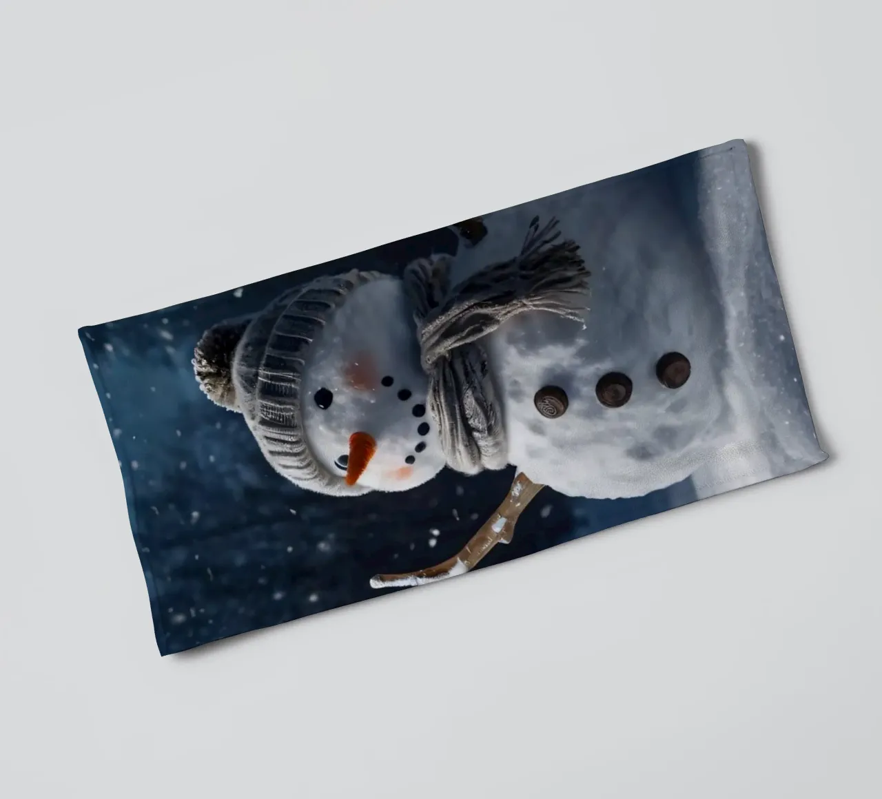 Un allegro pupazzo di neve con cappello e sciarpa a maglia è in piedi asciugamano da bagno da DesignDoodle