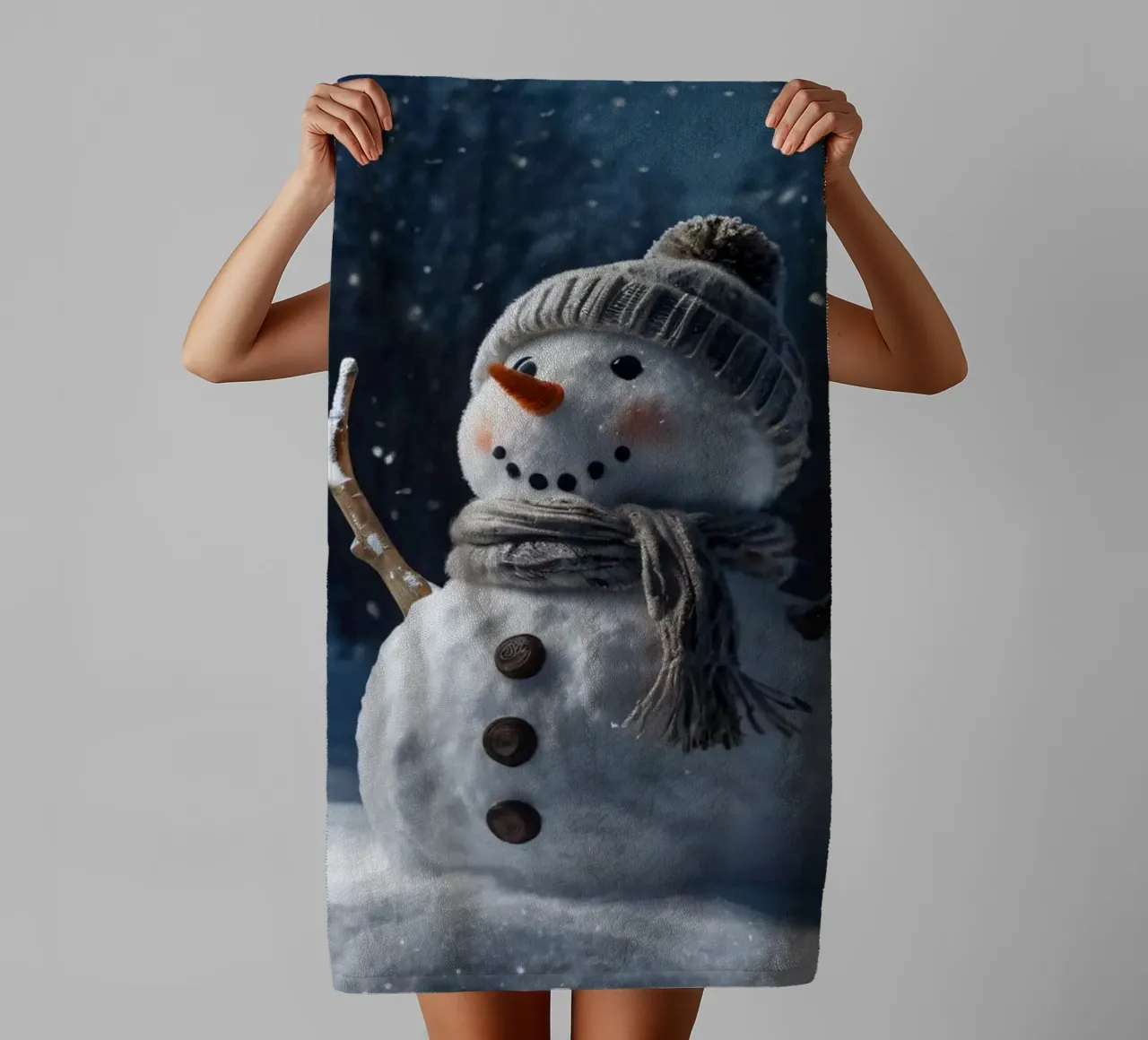 Un allegro pupazzo di neve con cappello e sciarpa a maglia è in piedi asciugamano da bagno da DesignDoodle