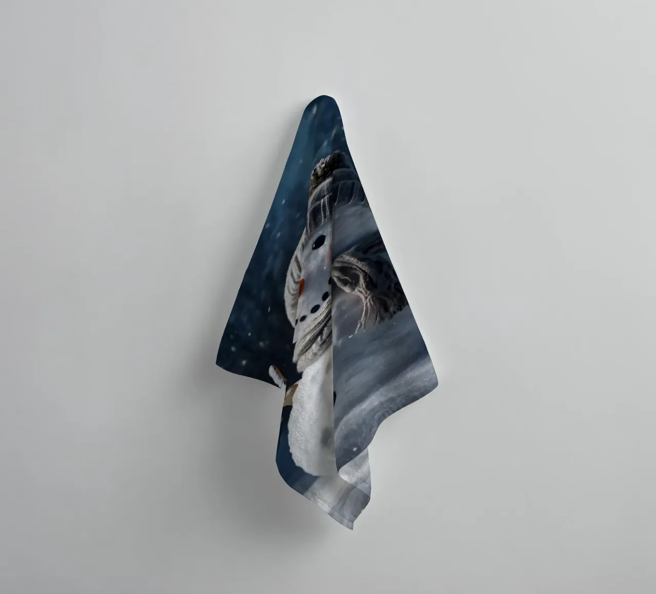 Un allegro pupazzo di neve con cappello e sciarpa a maglia è in piedi asciugamano da bagno da DesignDoodle