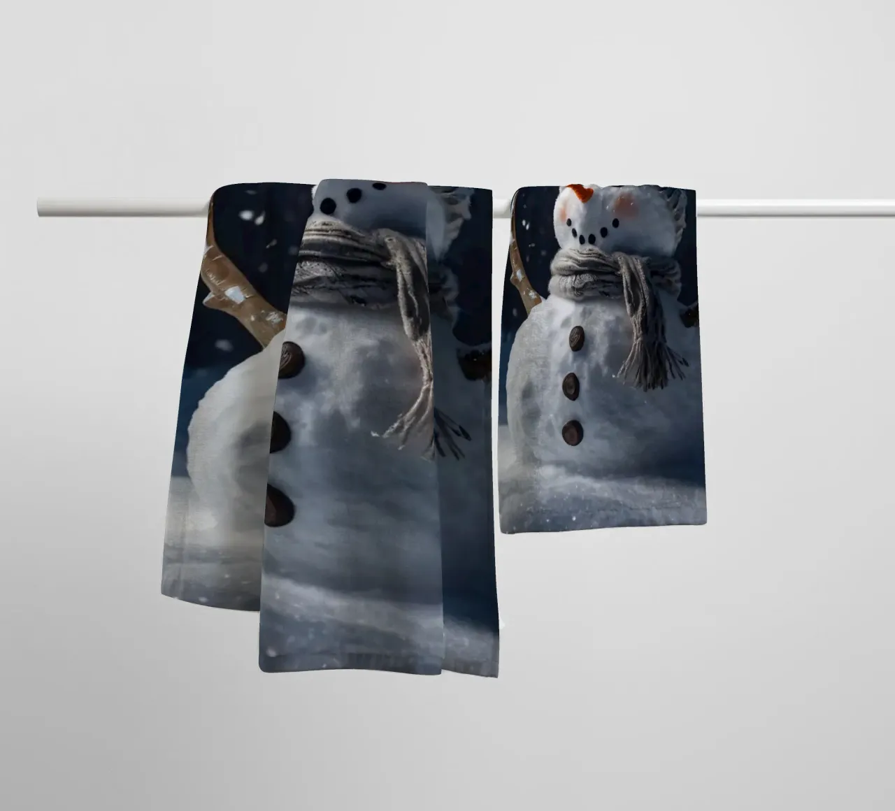 Un allegro pupazzo di neve con cappello e sciarpa a maglia è in piedi asciugamano da bagno da DesignDoodle