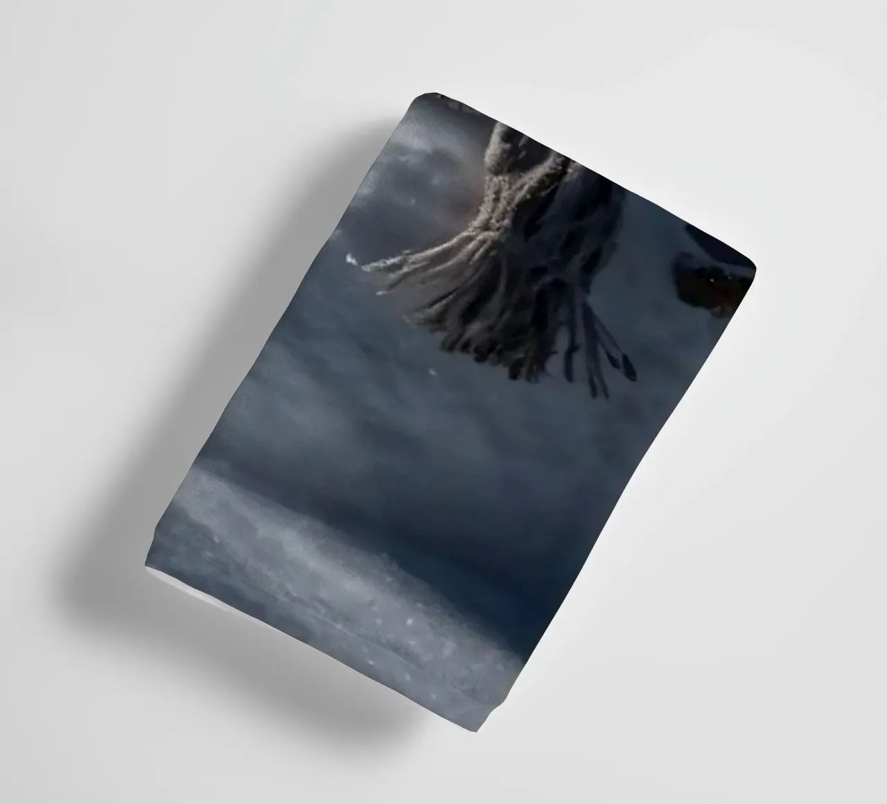 Un allegro pupazzo di neve con cappello e sciarpa a maglia è in piedi asciugamano da bagno da DesignDoodle