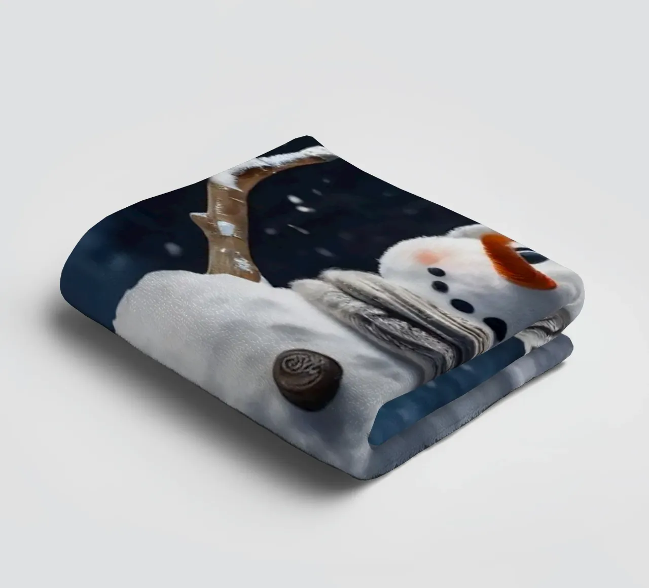 Un allegro pupazzo di neve con cappello e sciarpa a maglia è in piedi asciugamano da bagno da DesignDoodle