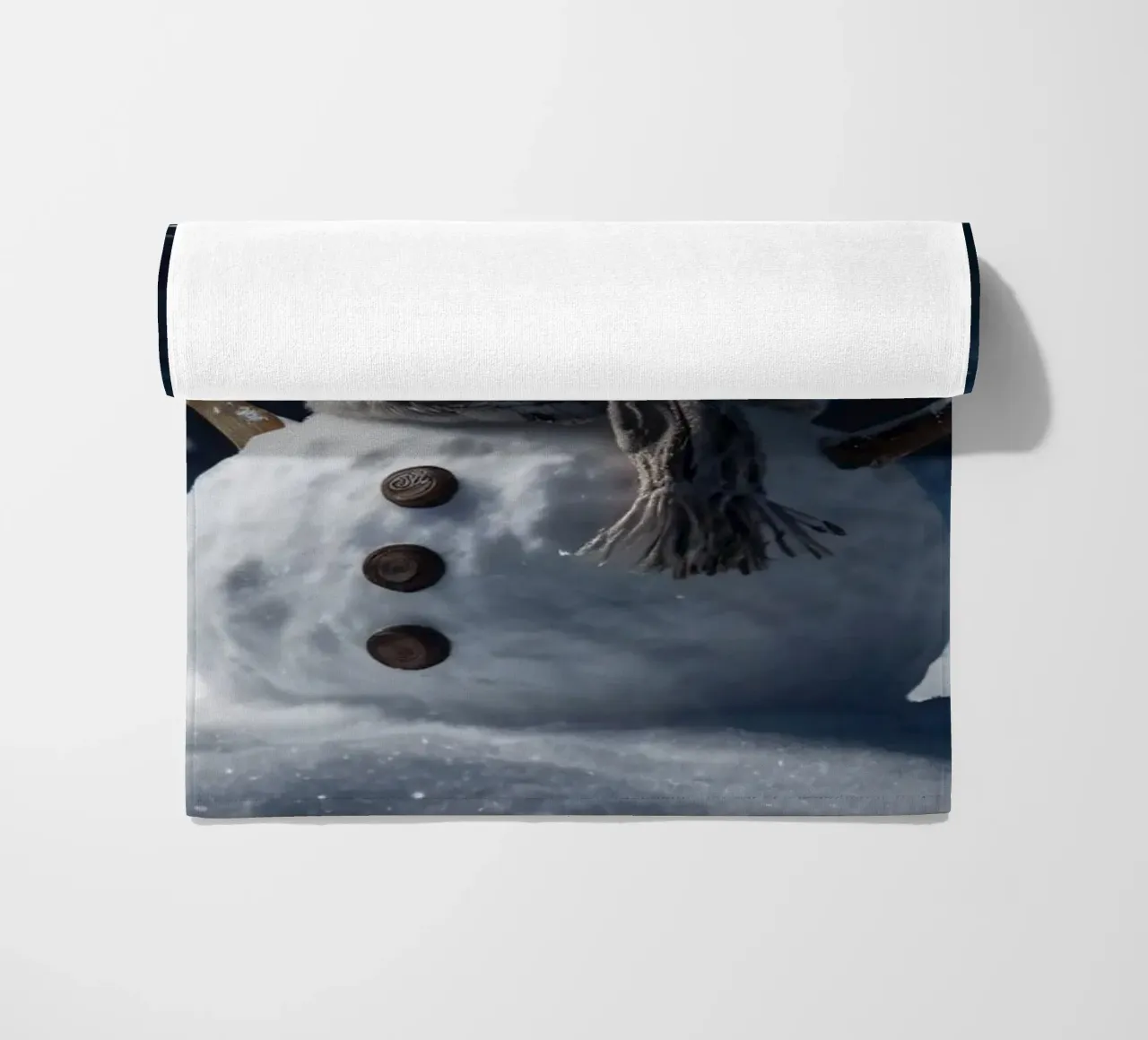 Un allegro pupazzo di neve con cappello e sciarpa a maglia è in piedi telo mare da DesignDoodle