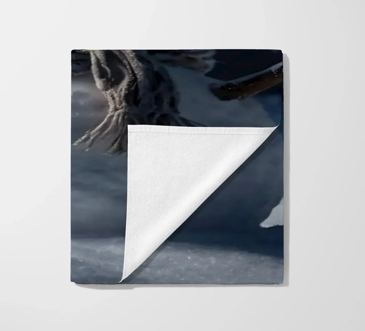 Un allegro pupazzo di neve con cappello e sciarpa a maglia è in piedi telo mare da DesignDoodle