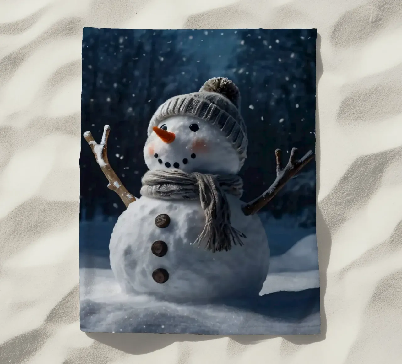 Un allegro pupazzo di neve con cappello e sciarpa a maglia è in piedi telo mare da DesignDoodle