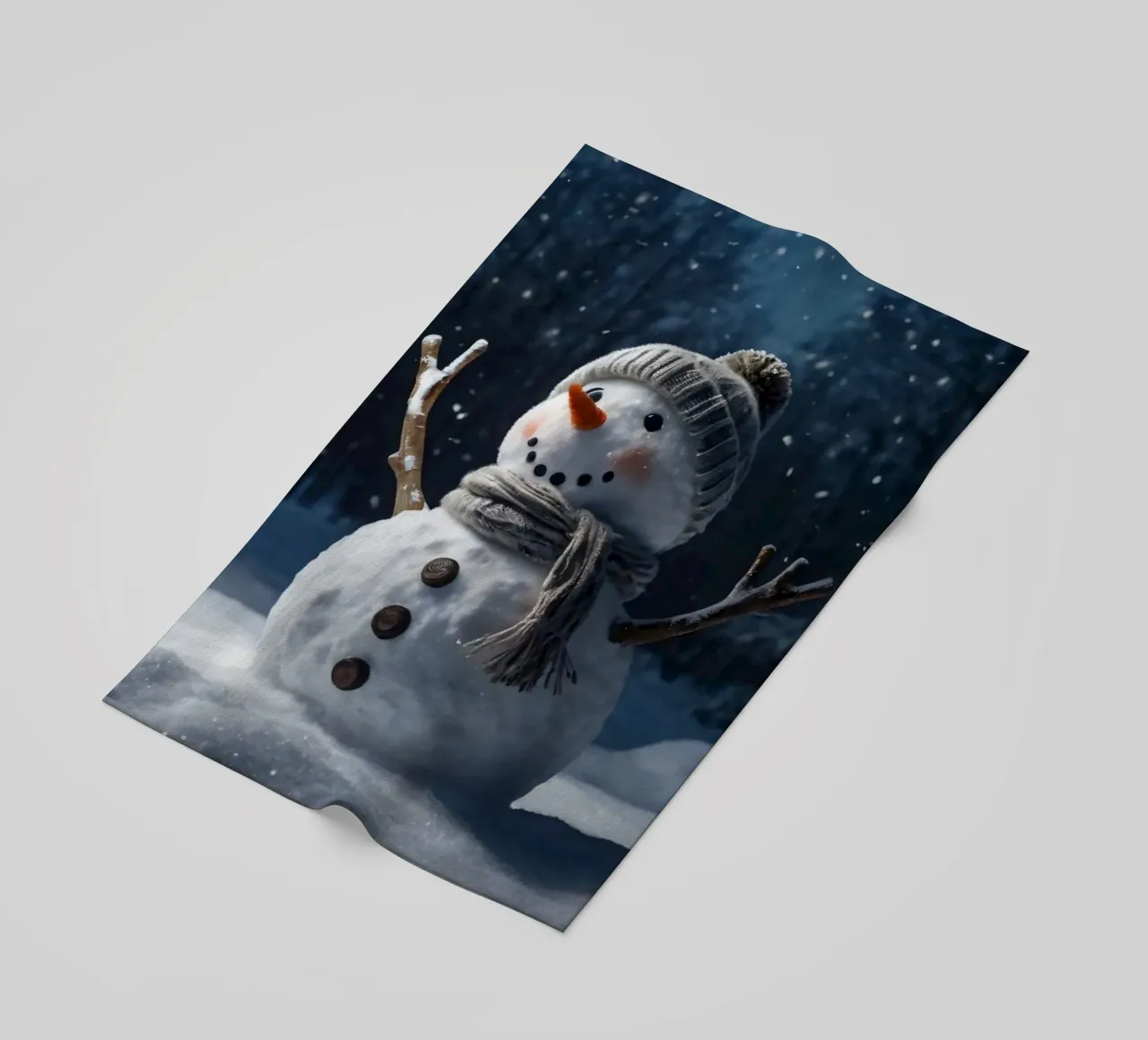 Un allegro pupazzo di neve con cappello e sciarpa a maglia è in piedi telo mare da DesignDoodle