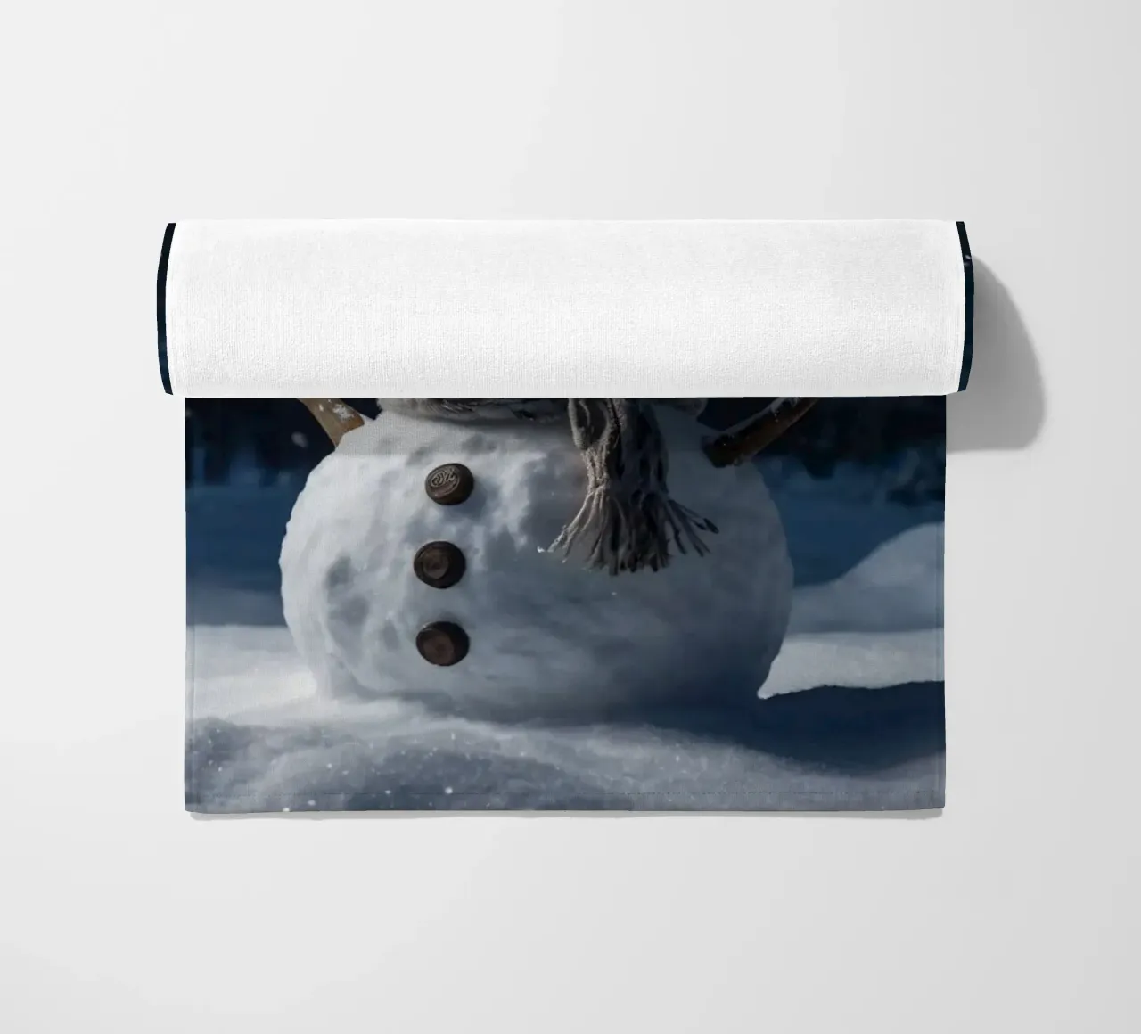 Un allegro pupazzo di neve con cappello e sciarpa a maglia è in piedi telo mare da DesignDoodle