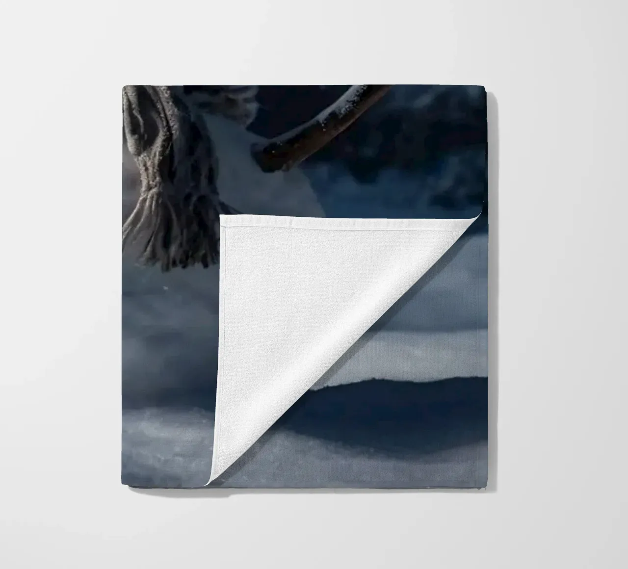 Un allegro pupazzo di neve con cappello e sciarpa a maglia è in piedi telo mare da DesignDoodle