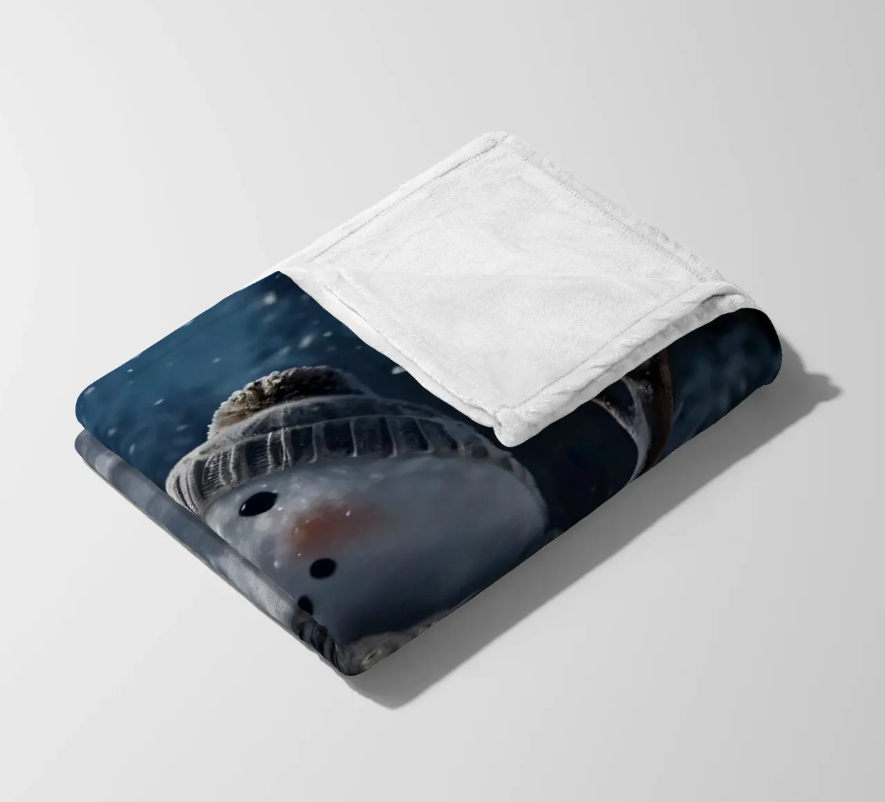 Un allegro pupazzo di neve con cappello e sciarpa a maglia è in piedi coperta in pile da DesignDoodle