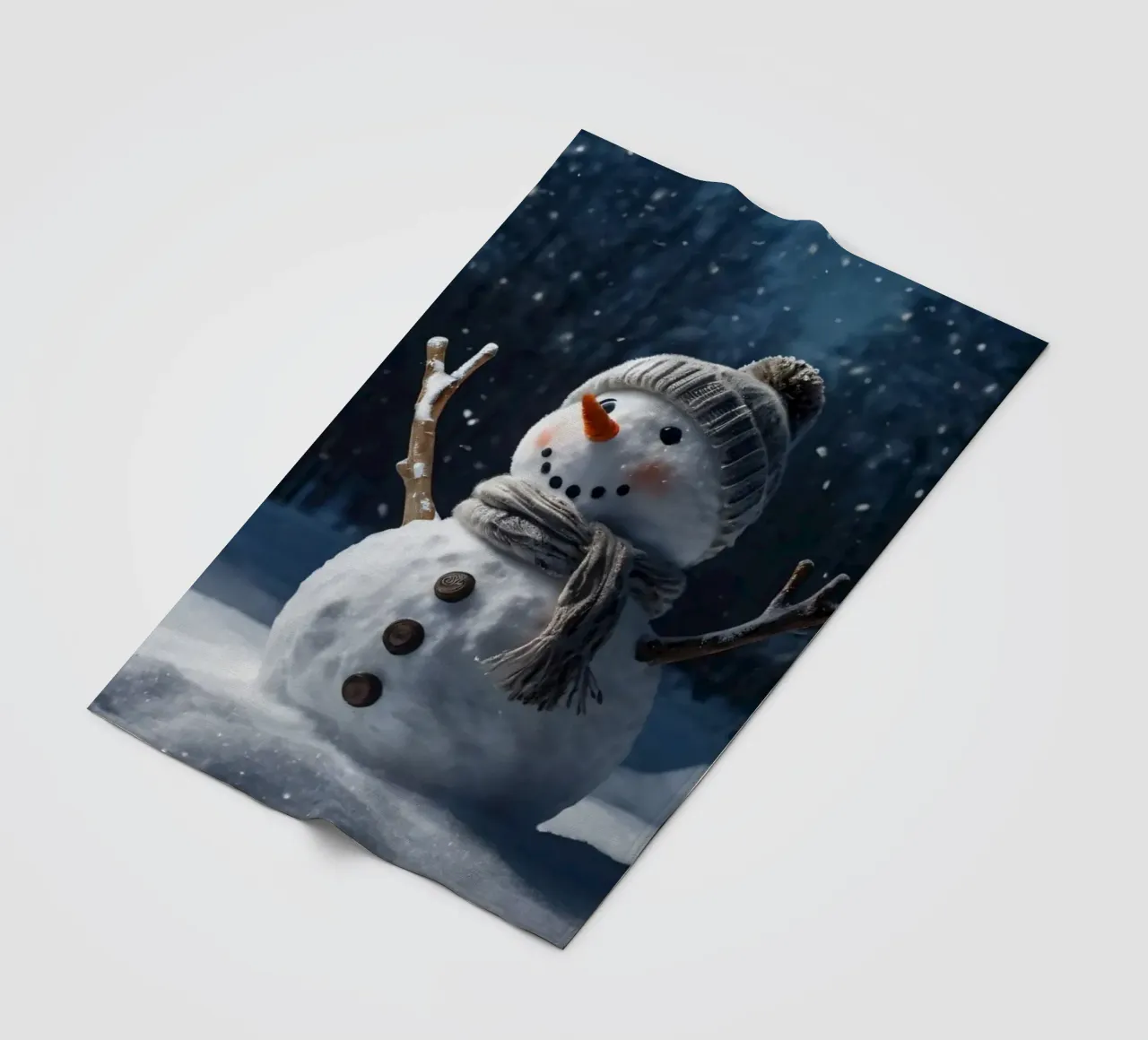 Un allegro pupazzo di neve con cappello e sciarpa a maglia è in piedi coperta in pile da DesignDoodle