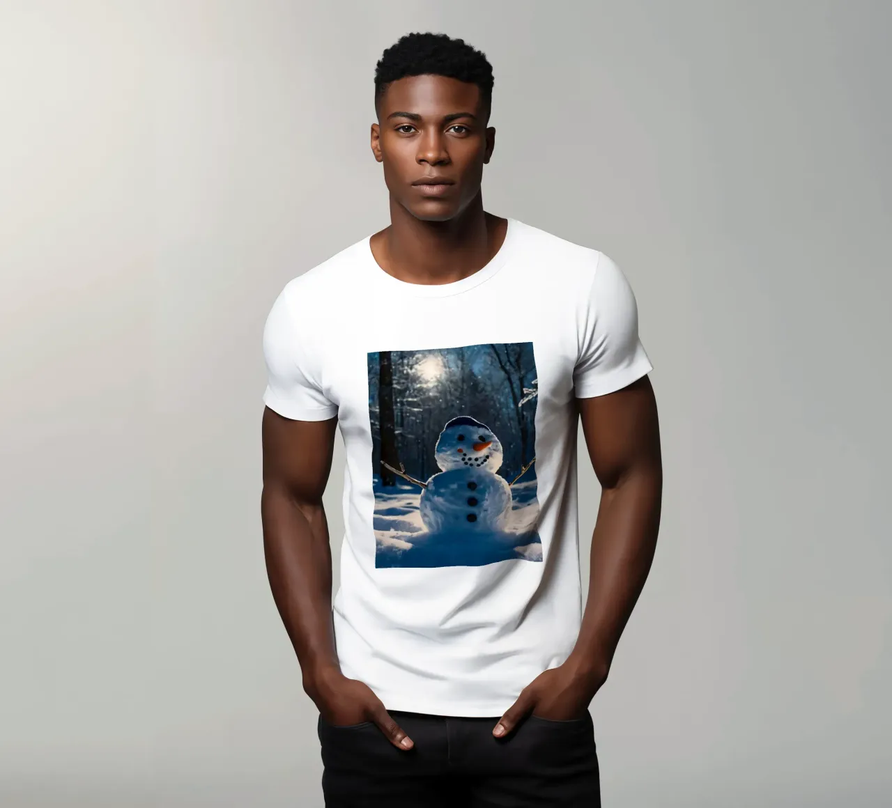 Un allegro pupazzo di neve si trova tra alti alberi in un paesaggio innevato. t-shirt da DesignDoodle