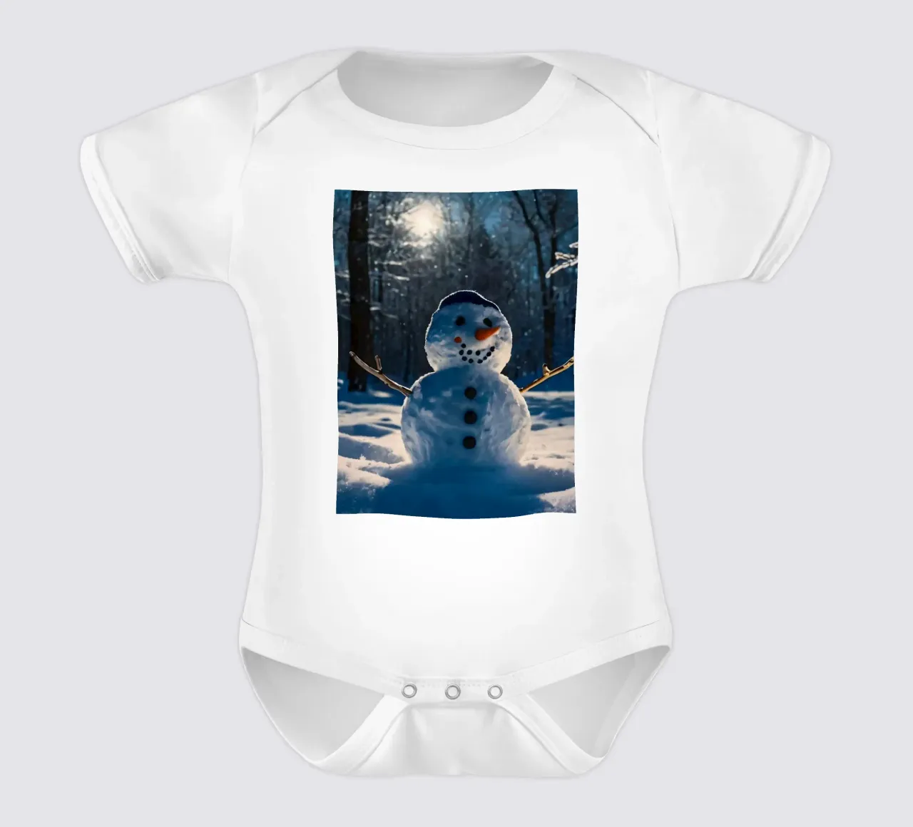 Un allegro pupazzo di neve si trova tra alti alberi in un paesaggio innevato. body neonato maniche corte da DesignDoodle