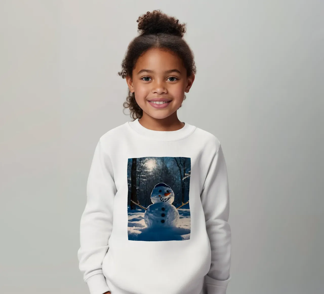 Un allegro pupazzo di neve si trova tra alti alberi in un paesaggio innevato. felpa bambino da DesignDoodle