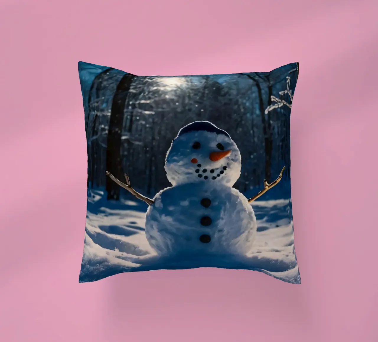 Un allegro pupazzo di neve si trova tra alti alberi in un paesaggio innevato. cuscino da DesignDoodle