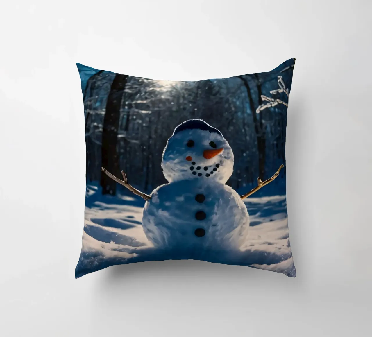 Un allegro pupazzo di neve si trova tra alti alberi in un paesaggio innevato. cuscino da DesignDoodle