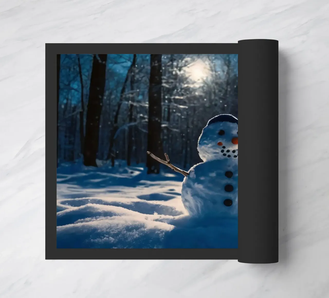Un allegro pupazzo di neve si trova tra alti alberi in un paesaggio innevato. zerbino da DesignDoodle