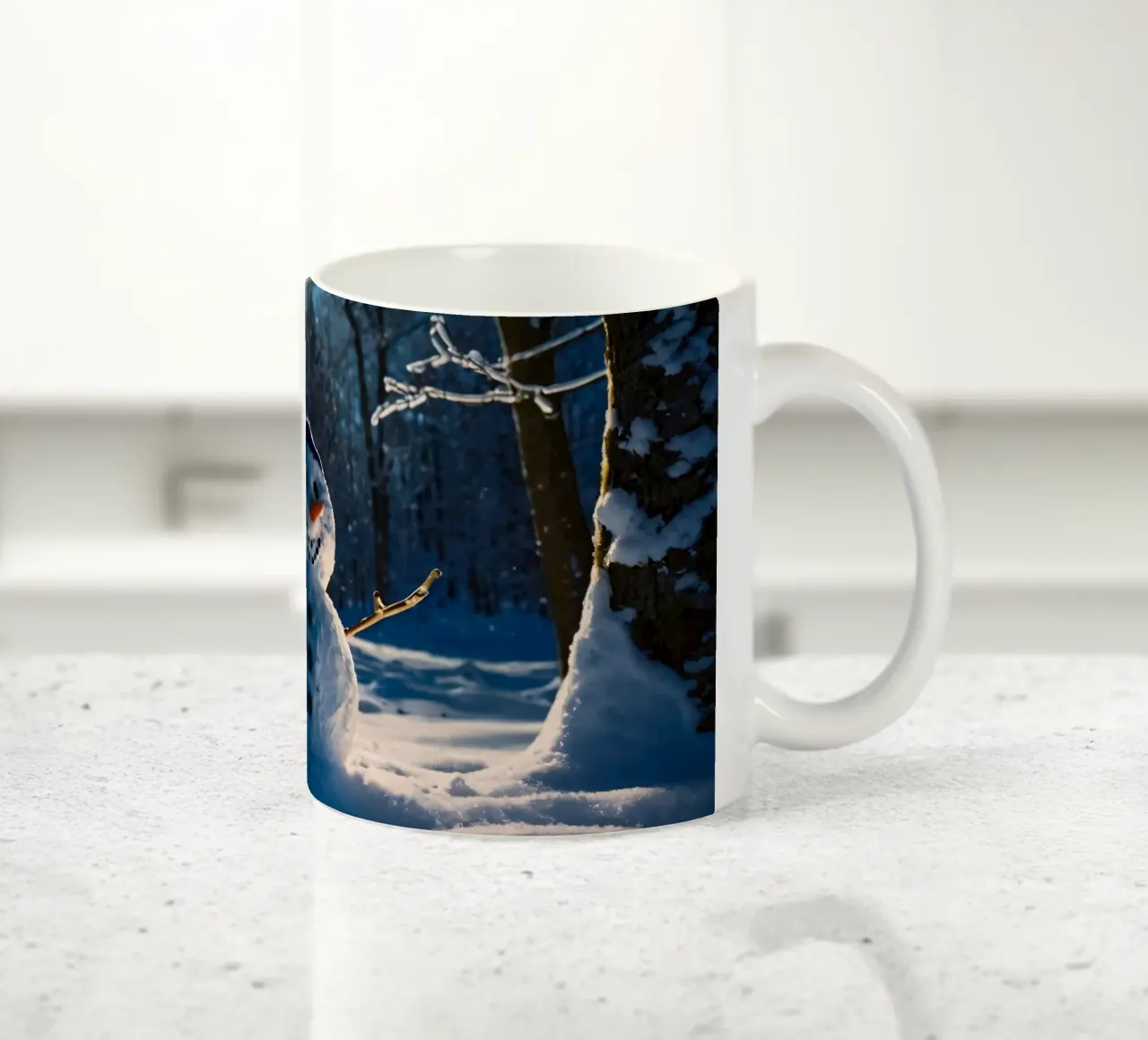 Un allegro pupazzo di neve si trova tra alti alberi in un paesaggio innevato. tazza in ceramica da DesignDoodle