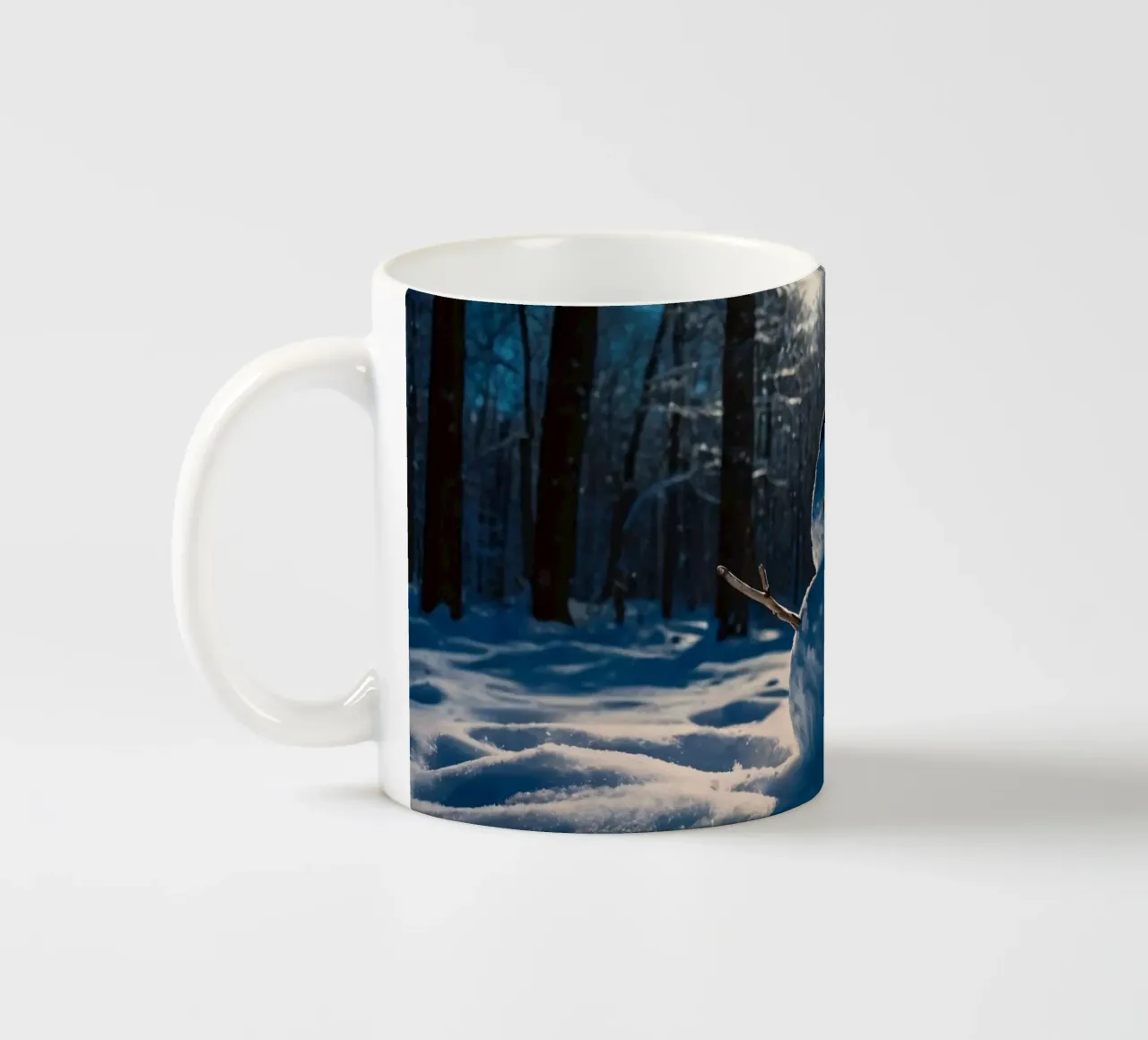 Un allegro pupazzo di neve si trova tra alti alberi in un paesaggio innevato. tazza in ceramica da DesignDoodle