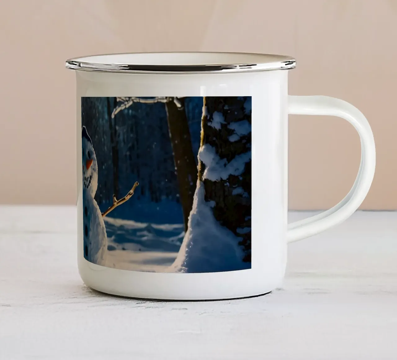 Un allegro pupazzo di neve si trova tra alti alberi in un paesaggio innevato. tazza in smalto da DesignDoodle
