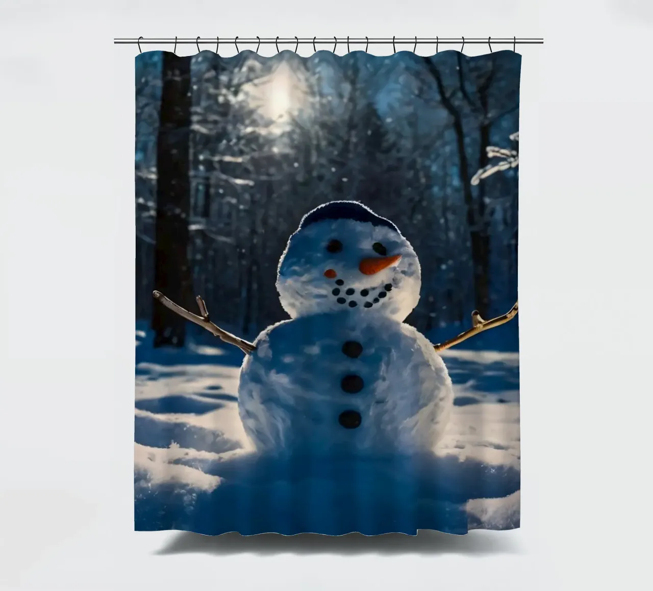 Un allegro pupazzo di neve si trova tra alti alberi in un paesaggio innevato. tenda da doccia da DesignDoodle