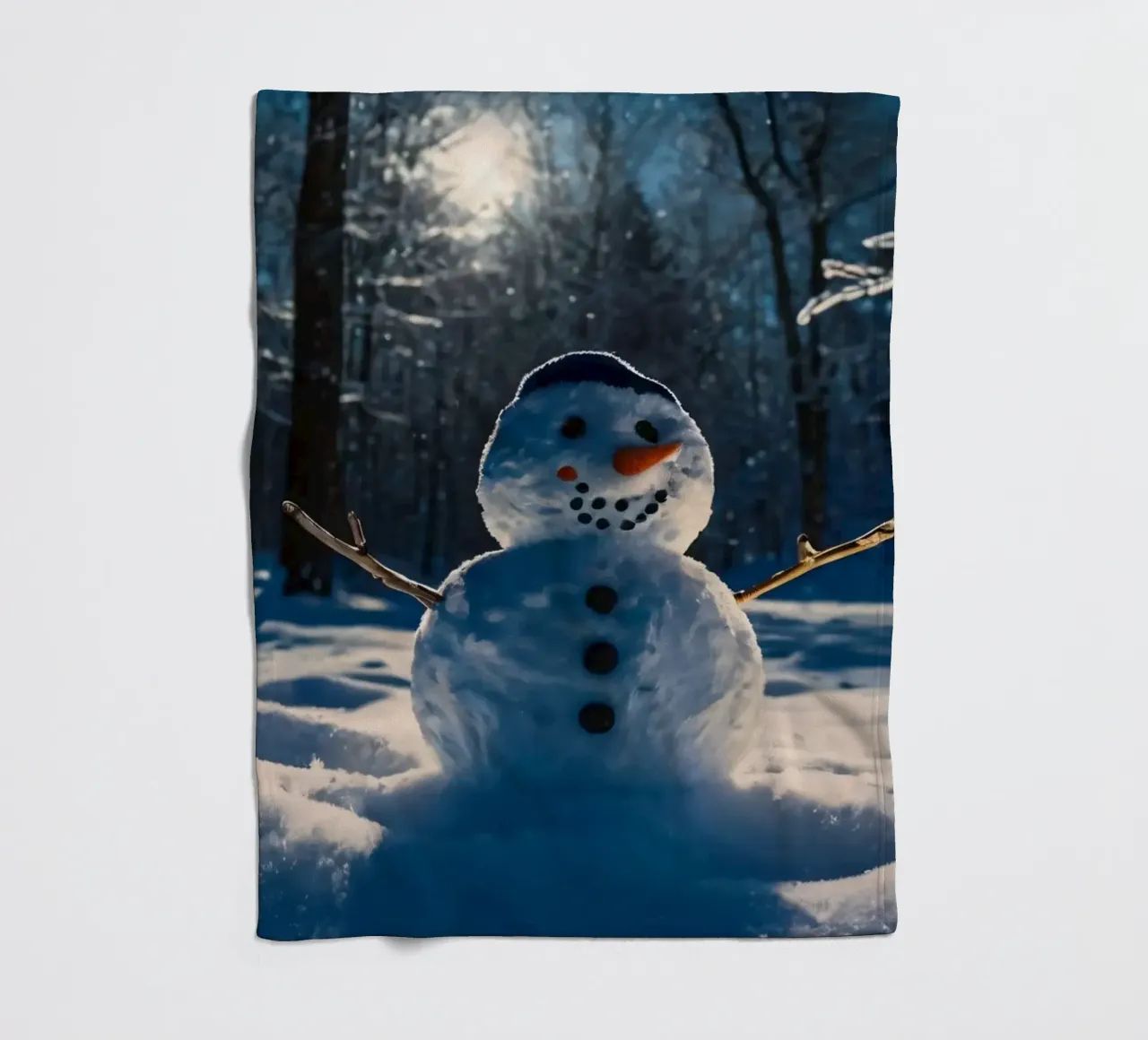 Un allegro pupazzo di neve si trova tra alti alberi in un paesaggio innevato. coperta in pile da DesignDoodle