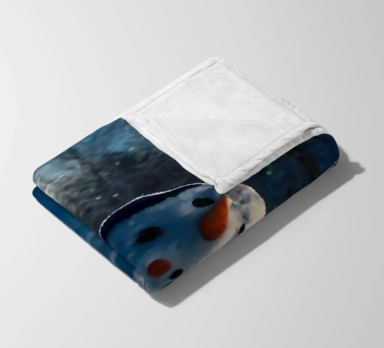 Un allegro pupazzo di neve si trova tra alti alberi in un paesaggio innevato. coperta in pile da DesignDoodle
