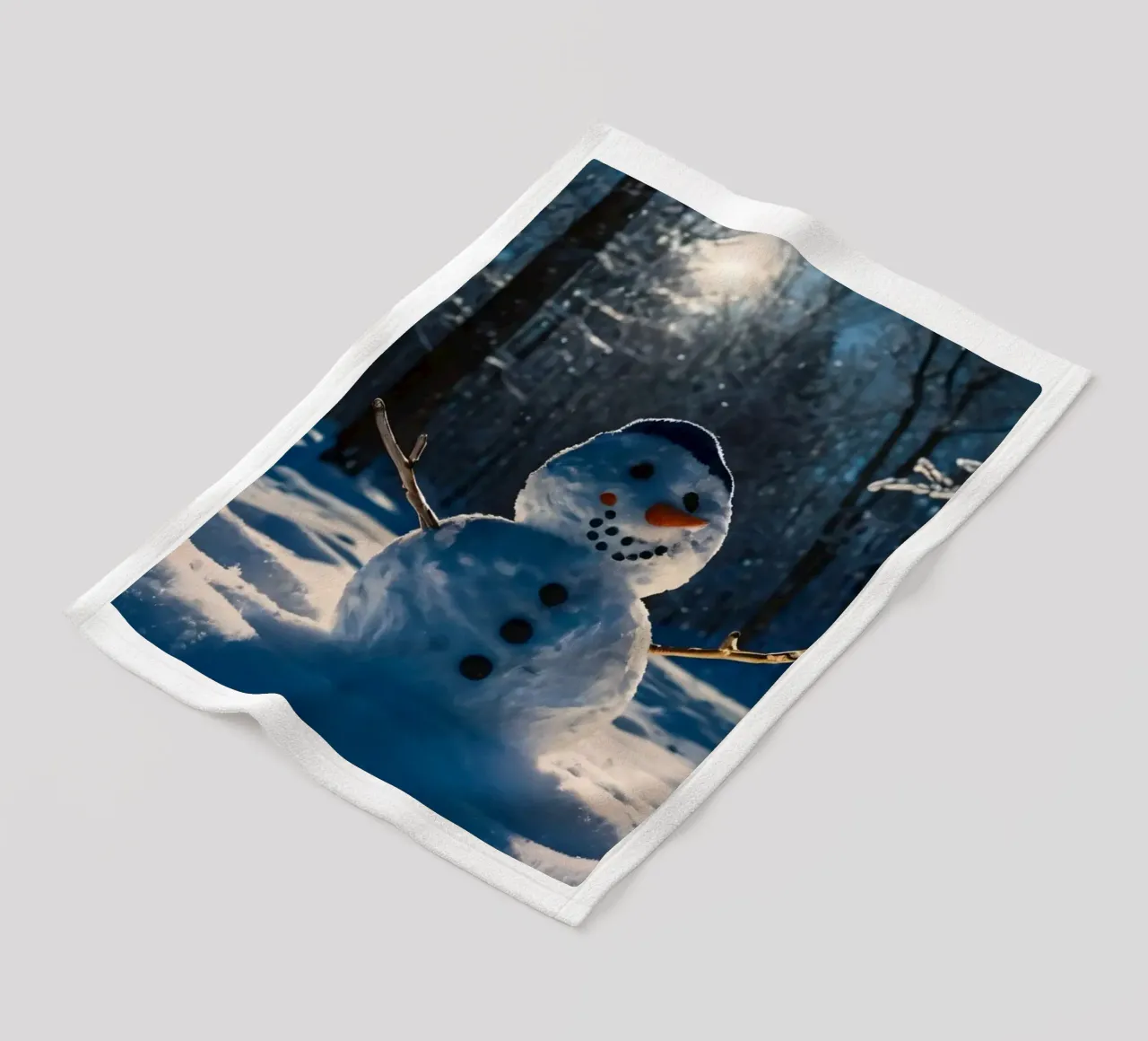 Un allegro pupazzo di neve si trova tra alti alberi in un paesaggio innevato. coperta in pile da DesignDoodle