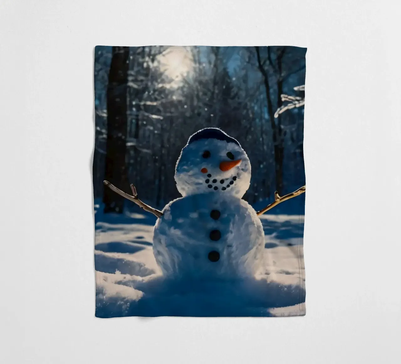 Un allegro pupazzo di neve si trova tra alti alberi in un paesaggio innevato. coperta in pile da DesignDoodle
